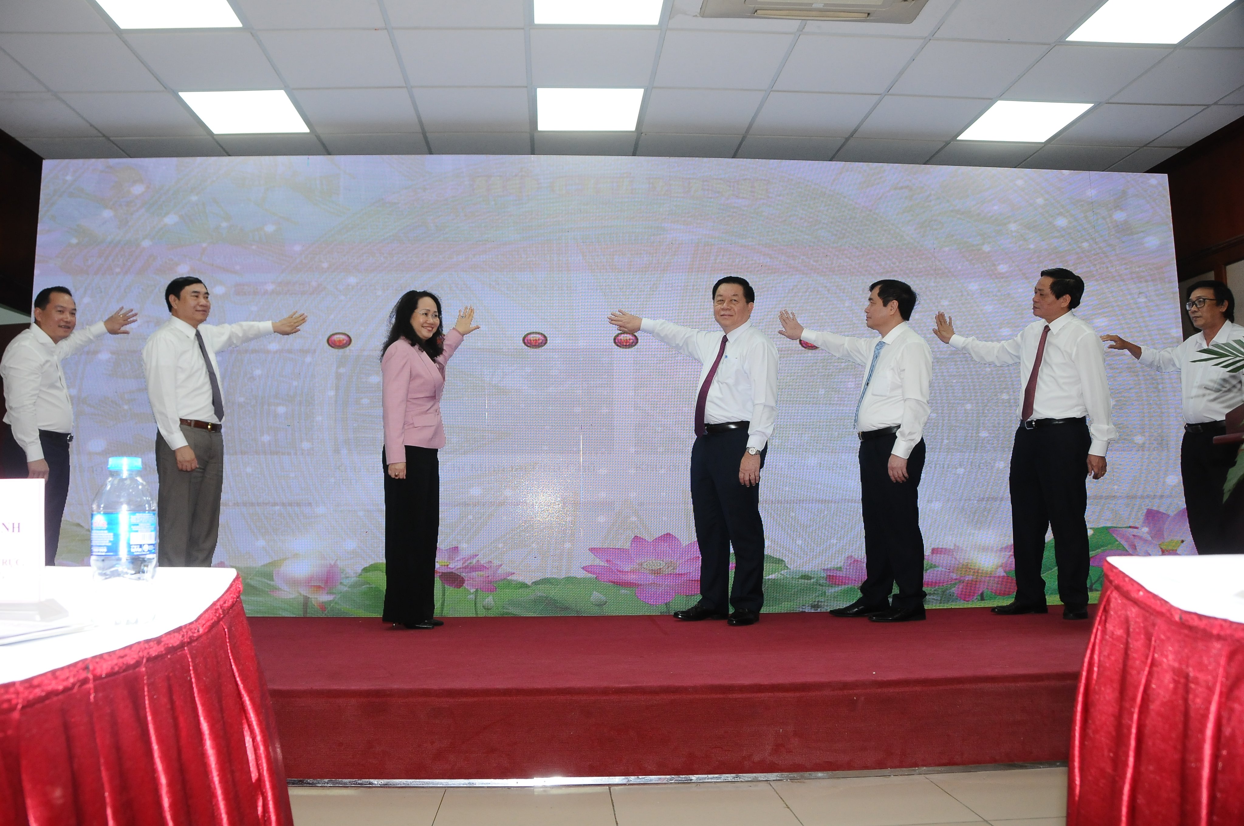 Các đại biểu bấm nút ra mắt giao diện mới Trang Thông tin điện tử Hồ Chí Minh.